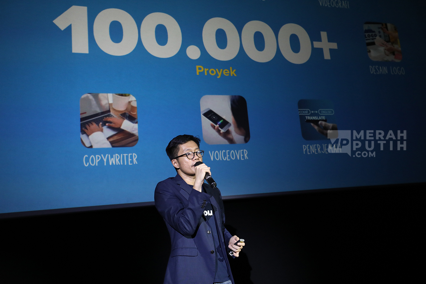 Chief Executive Officer (CEO) dan Founder Sribu Ryan Gondokudumo memberikan pemaparan acara peluncuran Kampanye Nasional, #SribuinAja dan pengumuman SribuFest untuk Merayakan Pencapaian Freelancer Indonesia di Jakarta, Selasa (15/10/2024).