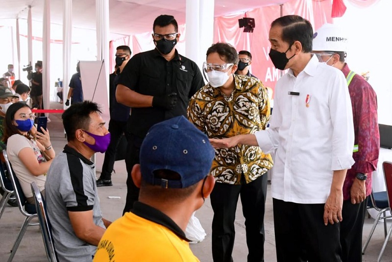 Presiden Jokowi pantau vaksinasi. (Foto: Sekretariat Presiden)