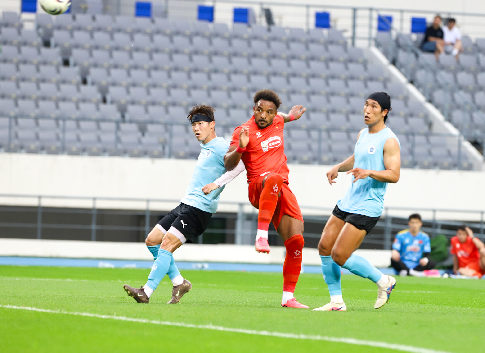Rival Timnas Indonesia, Vietnam Raih Kemenangan Kedua atas Klub K League, Striker Naturalisasi Nguyen Xuan Son Tangguh di Udara