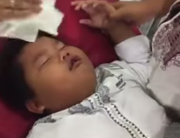 Lucu Banget, Bocah SD Pura-pura Pingsan Saat Akan Disunat