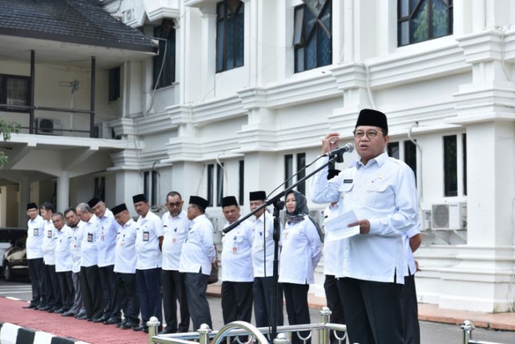 Gubernur Jambi Fachrori Umar memimpin apel pagi awal tahun 2019, Rabu (2/1). (Foto/Humas Prov)