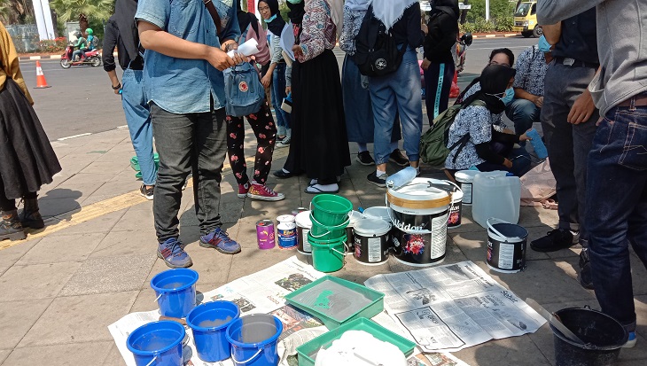Puluhan pelajar dan mahasiswa yang tergabung dalam aktivis milenial(z) menggelar aksi mengecat fasilitas publik bertajuk "NgecatTembokYuk!" di sekitar kawasan Stadion Gelora Bung Karno (SGBK), Jakarta pada Jumat (4/10). Foto: MP?Asropih
