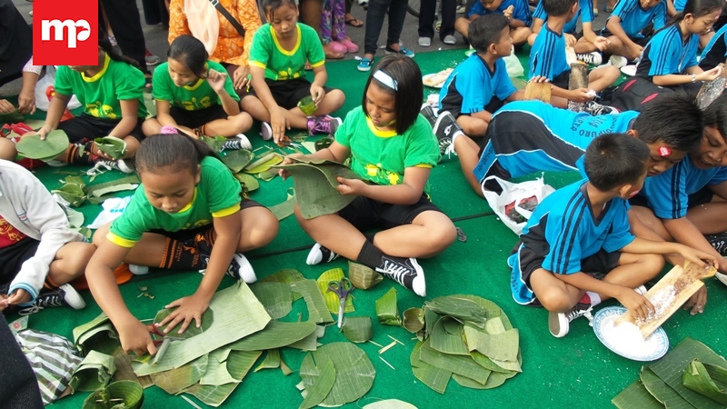 Festival Jenang Solo 2017, Siswa SD: Biasa Main Bola, Kok Disuruh Marut Kelapa