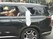 Mobil Berpelat ZZH Milik ASN Kementerian Dirusak Massa, Polisi Lakukan Penyelidikan