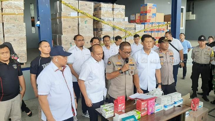Polda Metro Jaya membongkar dugaan kasus penimbunan masker di sebuah gudang di Jalan Marsekal Suryadarma, Neglasari, Kota Tangerang. (Foto: MP/Kanugrahan)