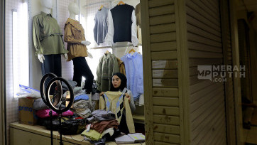 Wajah Pedagang Pasar Tanah Abang Jualan Live Streaming 