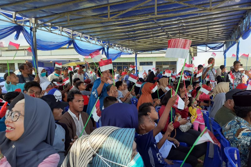 Warga Natuna antusiasme melepas WNI dari Wuhan yang diobservasi selama 14 hari di daerah setempat. Rencananya seluruh WNI yang diobservasi akan meninggalkan Natuna pada Sabtu. (ANTARA/Naim)