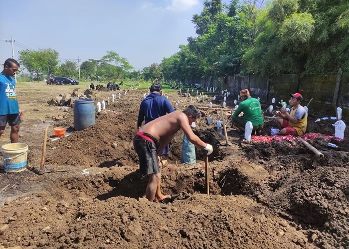 Di Tengah Pandemi COVID-19, Penggali Kubur di Sidoarjo Terima Bonus Rp 1,25 Miliar