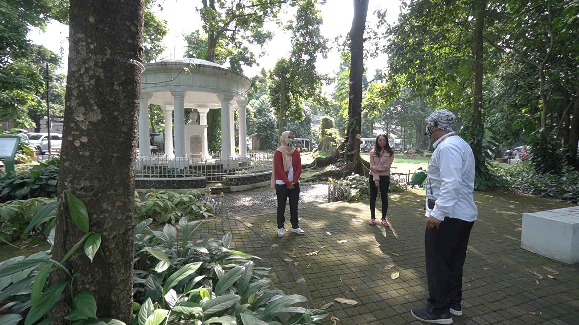 Ribuan Wisatawan Ditolak Masuk Kebun Raya Bogor