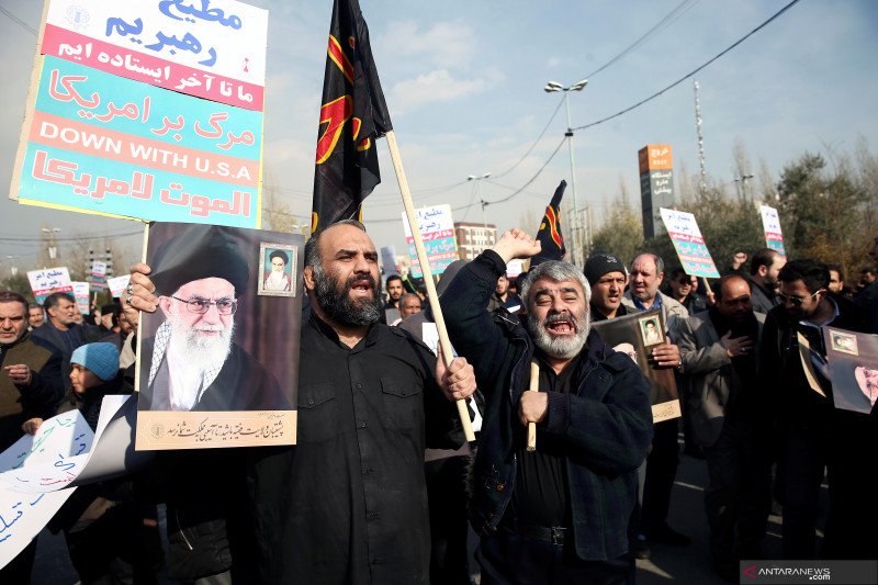 Pengunjuk rasa melakukan protes pembunuhan terhadap pemimpin pasukan elit Quds Mayor Jenderal Qassem Soleimani di Teheran, Jumat (3/1/2020). Qassem Soleimani tewas karena serangan udara Amerika Seikat di bandara Baghdad, Irak. ANTARA FOTO/WANA (West Asia News Agency)/Nazanin Tabatabaee via REUTERS/pras.