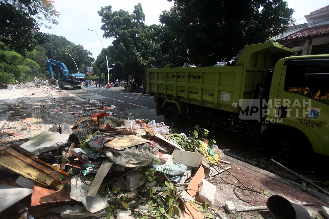 Eskavator melakukan perobohan bangunan kios Pasar hewan Peliharaan Barito, Jakarta Selatan, Senin (27/10/2025).
