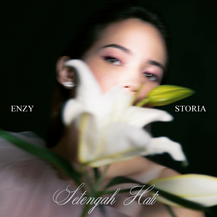 Persembahan Sepenuh Hati Enzy Storia di Single 'Setengah Hati'