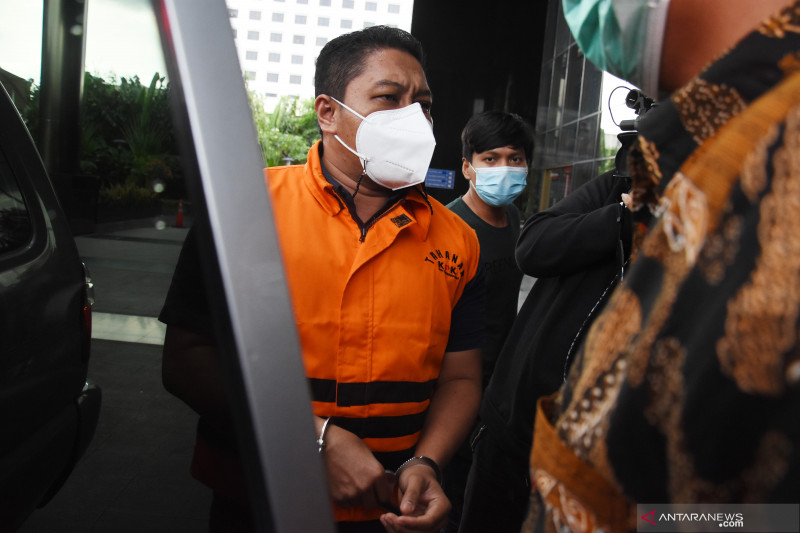 Tersangka mantan penyidik KPK Stepanus Robin Pattuju (kiri) memasuki mobil tahanan usai menjalani pemeriksaan di Gedung Merah Putih KPK, Jakarta, Selasa (15/6/2021). ANTARA FOTO/Indrianto Eko Suwarso/foc.