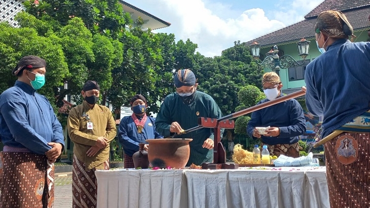 Jamasan Tombak Pusaka Kota Yogyakarta Digelar dengan Prokes COVID-19