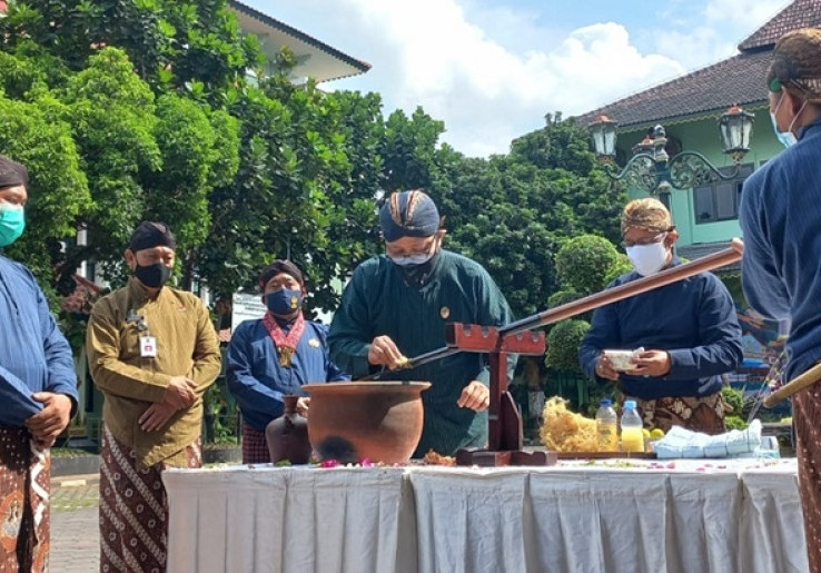 Jamasan Tombak Pusaka Kota Yogyakarta Digelar dengan Prokes COVID-19