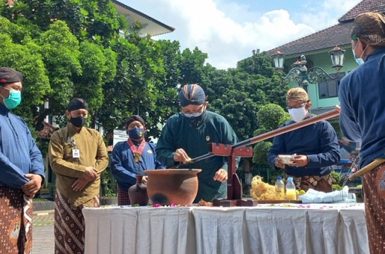 Jamasan Tombak Pusaka Kota Yogyakarta Digelar dengan Prokes COVID-19