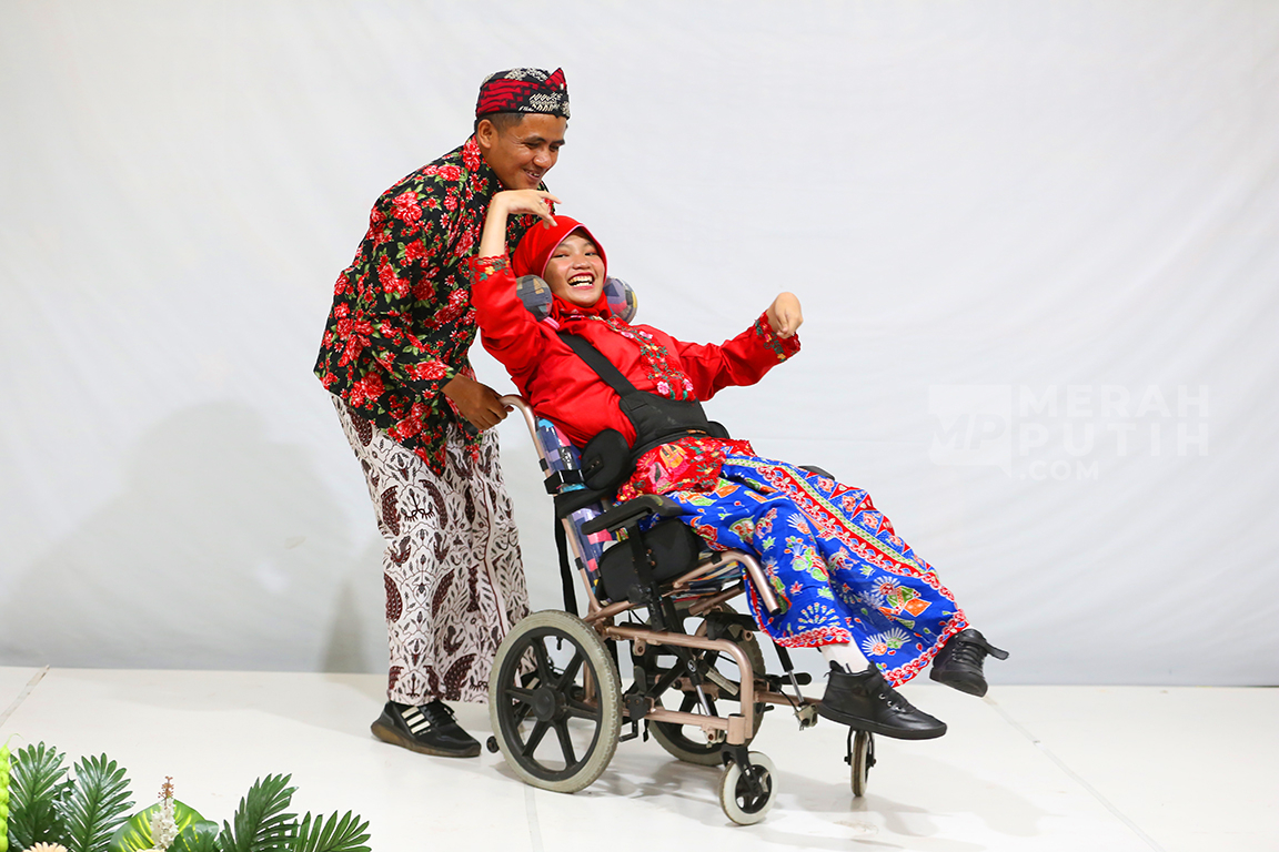 Antusias Siswa-Siswi YPAC dalam Fashion Show Busana Adat Indonesia Memperingati Hari Kartini