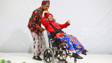 Antusias Siswa-Siswi YPAC dalam Fashion Show Busana Adat Indonesia Memperingati Hari Kartini