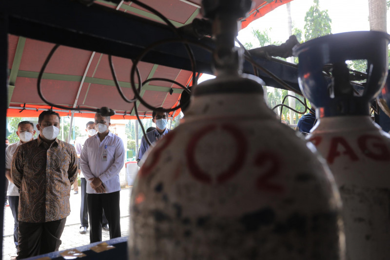 Wali Kota Tangerang Arief R Wismansyah saat meninjau posko pengisian tabung oksigen bagi masyarakat umum di gedung MUI Kota Tangerang, Rabu (14/7/2021) ANTARA/HO