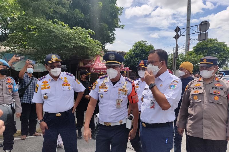 Gubernur DKI Jakarta Anies Baswedan (kedua dari kanan) saat mengunjungi Terminal Kalideres, Jakarta Barat, Jumat (29/4/2022). (ANTARA/Arnidhya Nur Zhafira)
