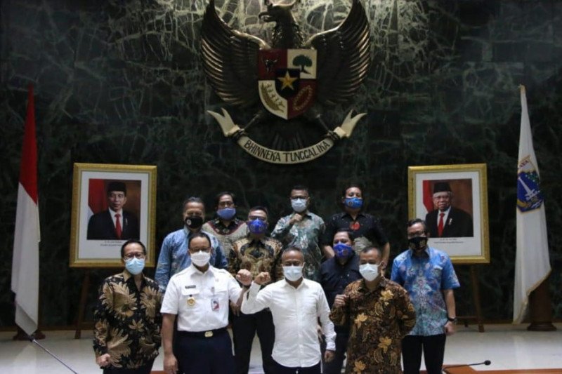 Gubernur DKI Jakarta Anies Baswedan saat menerima Ketua Umum PWI Pusat Atal Sembiring Depari yang juga Penanggung Jawab HPN serta Sekretaris Jenderal PWI Pusat Mirza Zuhaldi, di Jakarta, Rabu (02/09/2020).ANTARA/Ho-PWI Pusat