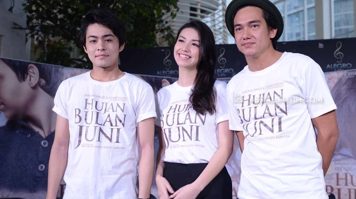 Hujan Bulan Juni, Meramu Sastra ke Film