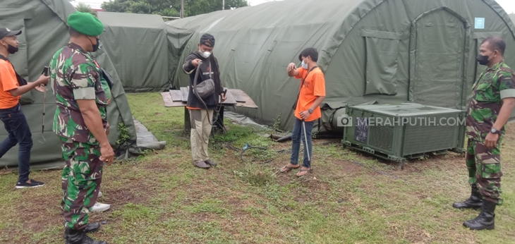    Tim Exalos Indonesia menangkap sejumlah ular di kompleks Rumkitlap Benteng Vastenburg Solo, Selasa (15/2). (MP/Ismail)