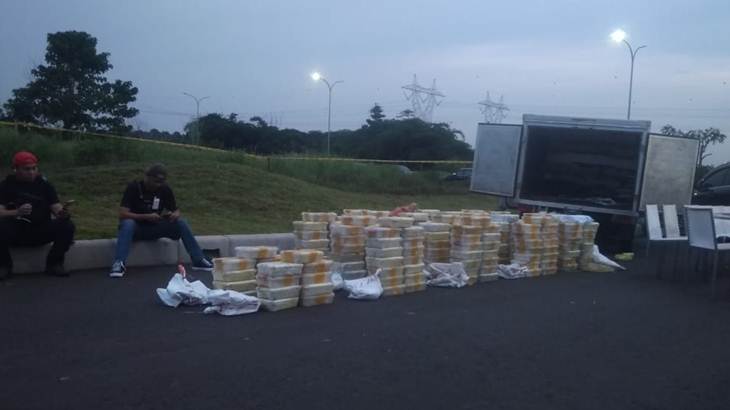 Petugas mengamankan sabu-sabu dari mobil box di kawasan Serpong, Tangerang. (Foto: Istimewa)