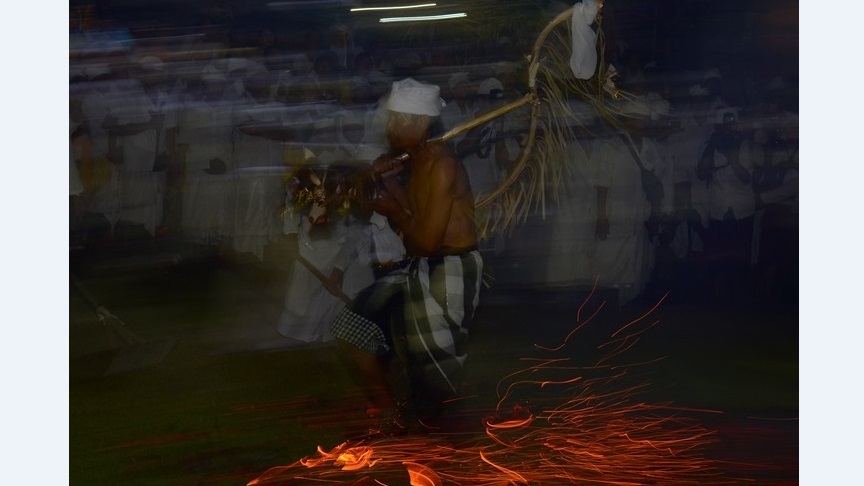 Tari Sanghyang Jaran: Tunggangi Boneka Kuda, Lewati Bara Api