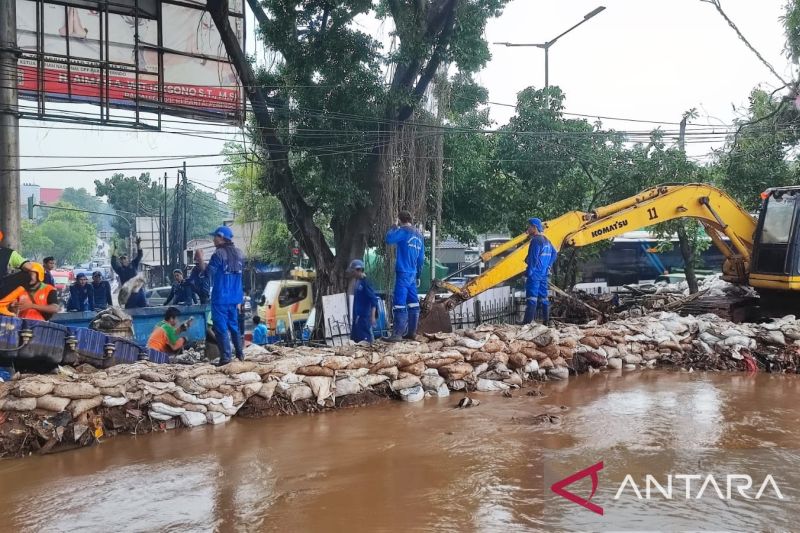 Tanggul Hek Kramat Jati Jebol, 144 Petugas Diterjunkan Bangun Turap Darurat