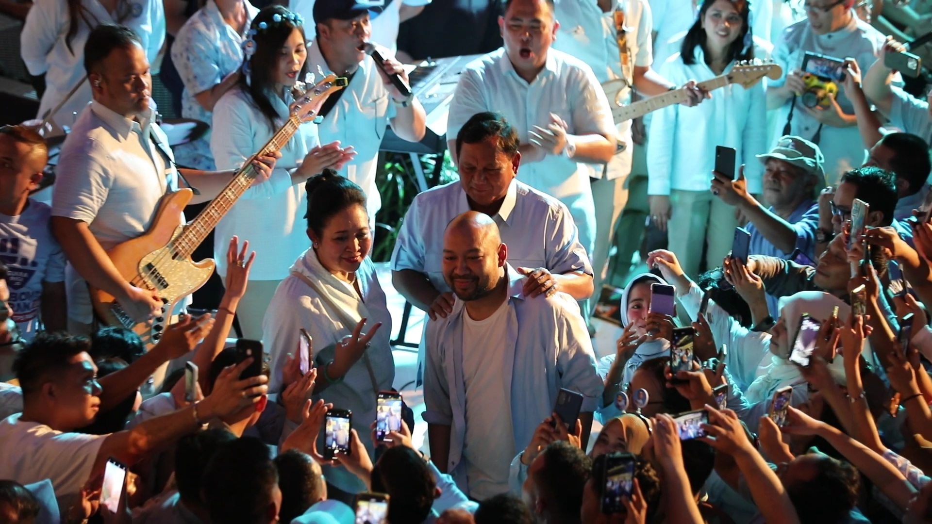 Momen Trio Prabowo, Titiek, dan Sang Anak Didit Dikerumuni Para Relawan