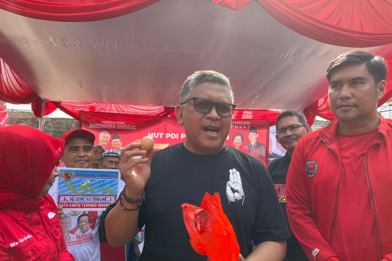 Bagi Bagi Telur Ganjar - Mahfud Dinilai Tiru Program Prabowo - Gibran