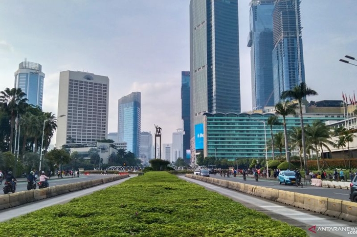 Suasana aktivitas warga di kawasan Bundaran Hotel Indonesia, Jakarta, Minggu (7/11/2021). ANTARA/Dewa Ketut Sudiarta Wiguna