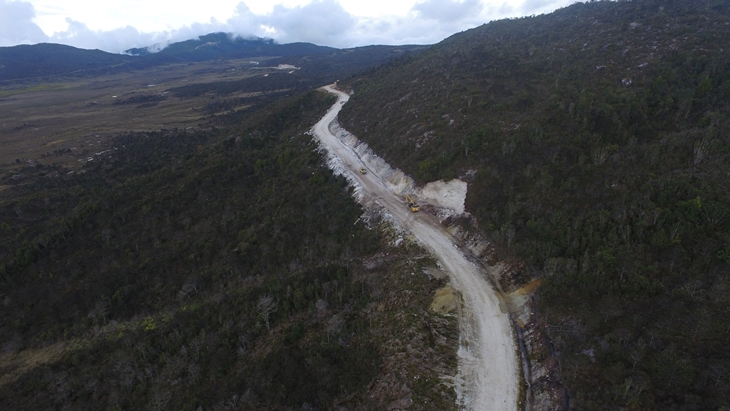 Foto udara pengerjaan Jalur Trans Papua di Wamena, Papua, Senin (8/5). (ANTARA FOTO/Indrianto Eko Suwarso)