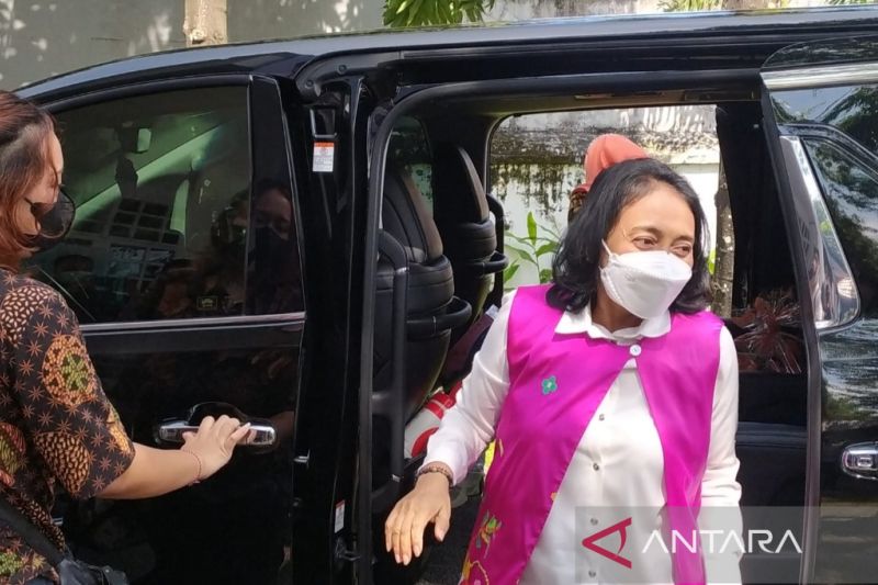 Menteri Pemberdayaan Perempuan dan Perlindungan Anak (PPA) I Gusti Ayu Bintang Darmawati (kanan) tiba di Kantor UPTD PPA Sulsel untuk mengunjungi anak korban rudapaksa, sekaligus rapat koordinasi internal di Kantor UPTD PPA setempat, Jalan Letjen Hertasning, Makassar, Sulawesi Selatan, Sabtu (12/3/2022). ANTARA/Darwin Fati