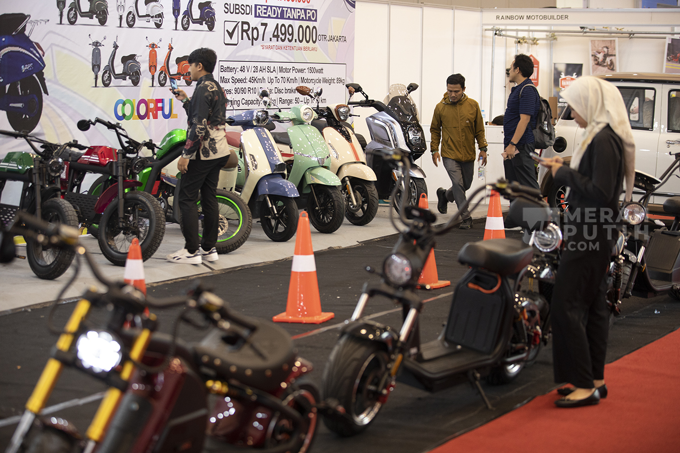 Suasana pengunjung melihat deretan sepeda motor dalam pameran otomotif Indonesia Motorcycle Show (IMOS) 2024 di Indonesia Convention Exhibition (ICE) BSD, Serpong, Kabupaten Tangerang, Banten, Jum'at (1/11/2024).