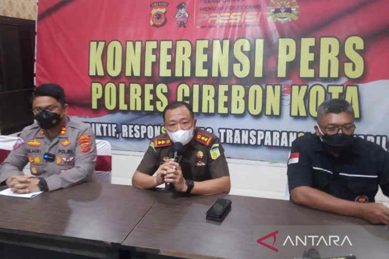 Kepala Kejaksaan Negeri Kabupaten Cirebon Hutamrin (tengah) saat memberi keterangan kepada media di Cirebon, Jawa Barat, Selasa (1/3/2022). (ANTARA/Khaerul Izan)