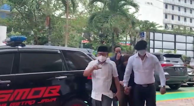 Turun dari Mobil Polisi Sambil Gandeng Sang Istri, Jerinx Sampaikan Sikapnya