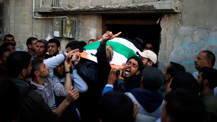 Para pelayat membawa jenazah seorang Palestina Faris al-Reqib, 29, yang tewas saat bentrok di perbatasan Israel-Gaza, dalam pemakamannya di Khan Younis, di selatan Jalur Gaza, Senin (2/4). ANTARA FOTO/REUTERS/Mohammed Salem/cfo/18