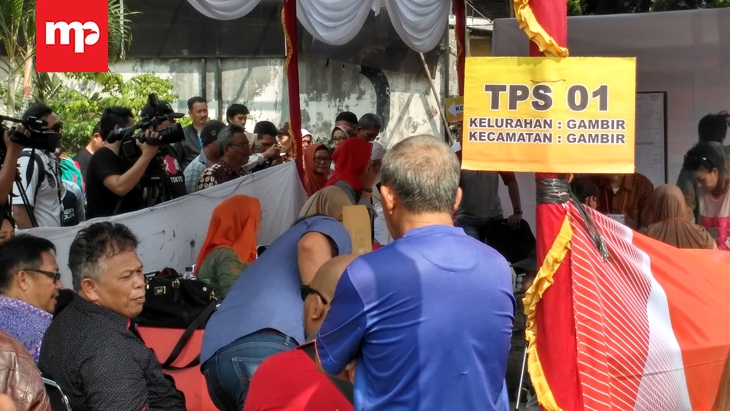 Protes PSU, Pendukung Ahok-Djarot Hadang Ketua Bawaslu di TPS 01 Gambir