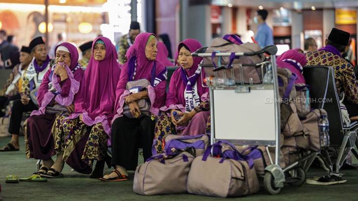 Jamaah umrah asal Temanggung, Jawa Tengah, gagal berangkat di Bandara Soekarno-Hatta, Kamis (27/2). (Foto: MP/Rizki Fitrianto)