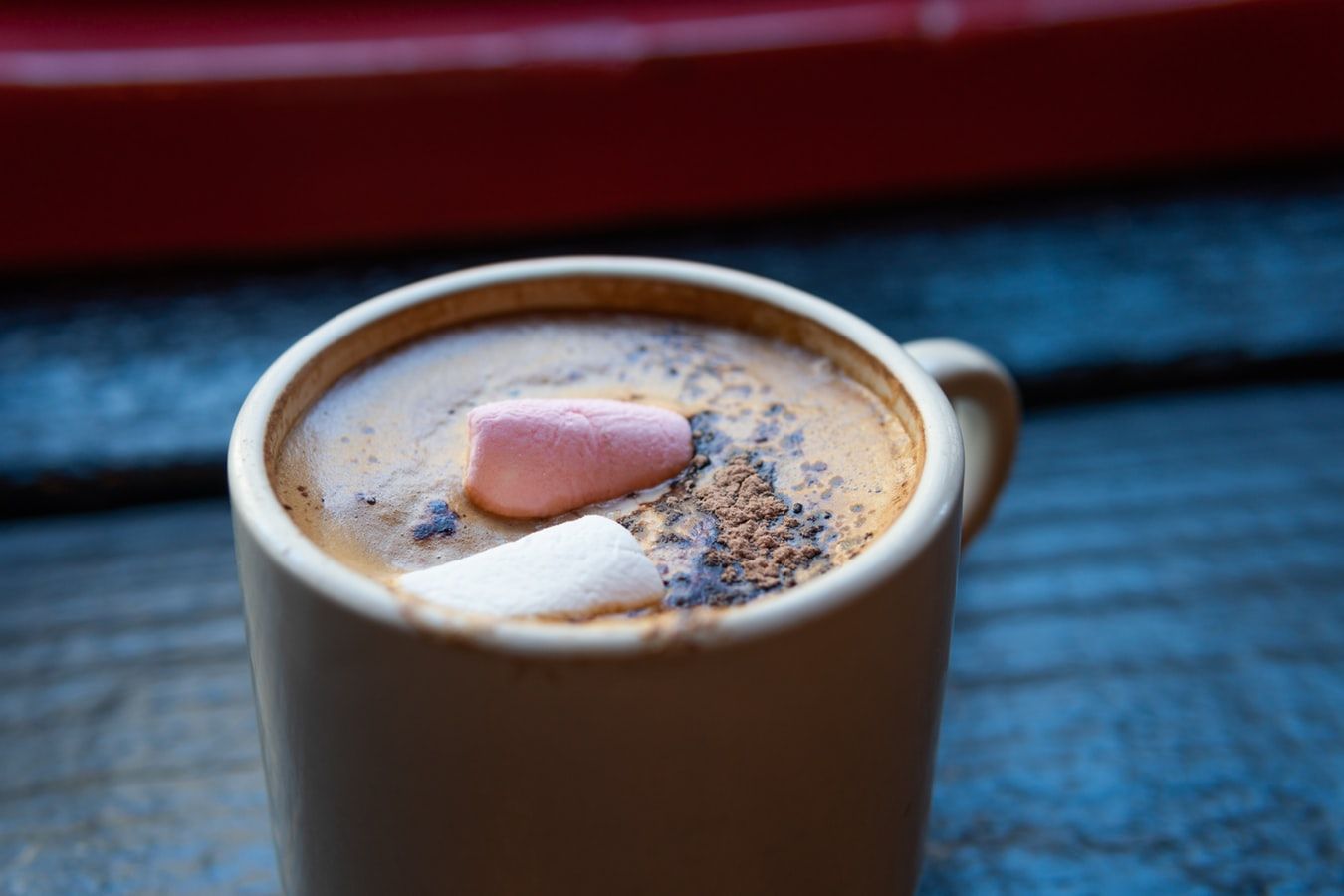 Coklat panas mengandung endorfin yang dapat meningkatkan mood. (Foto: Unsplash/Douglas Bagg)