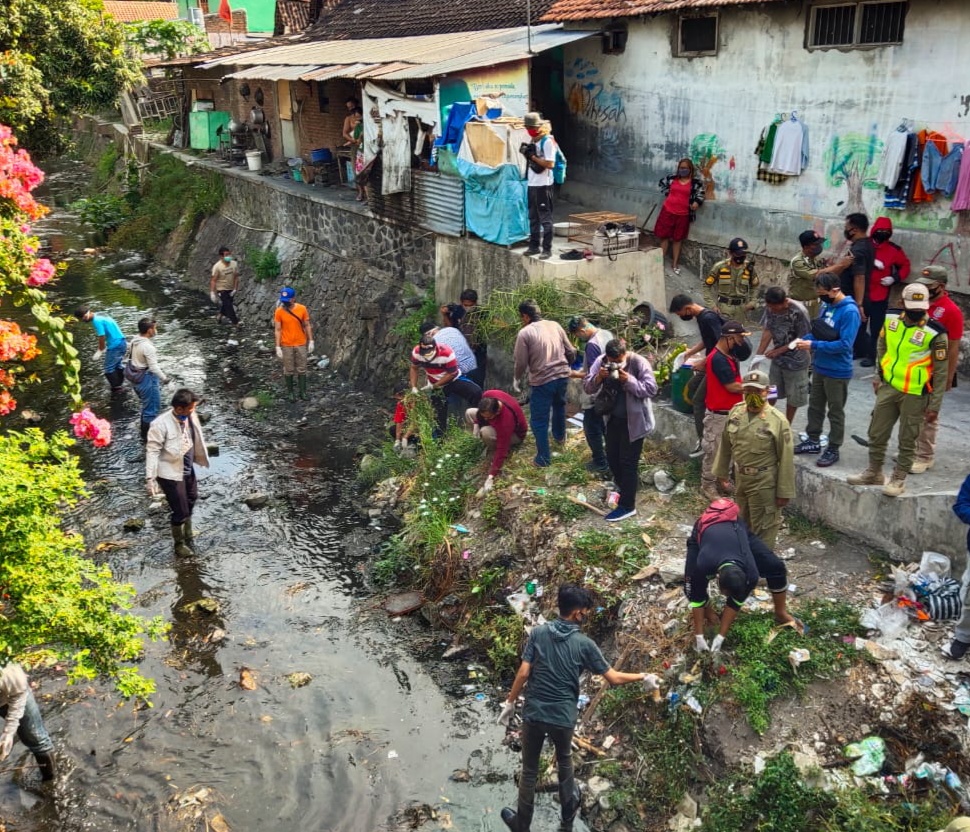 Puluhan orang terjaring razia yustisi protokol kesehatan diberikan sanksi membersihkan sungai, Jumat.(11/9). (MP/Ismail)