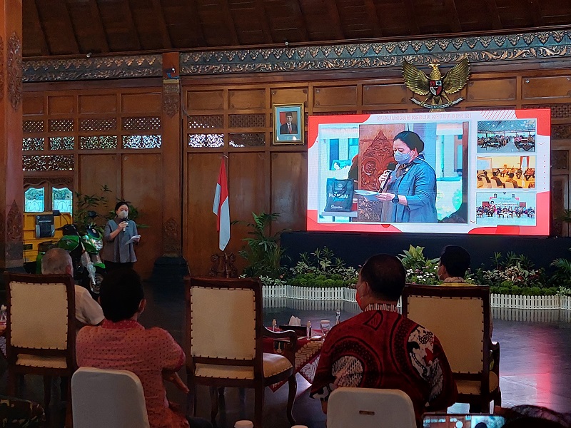  Ketua DPR RI, Puan Maharani m  meninjau vaksinasi COVID-19 di Pendapi Gede Kompleks Balaikota Solo, Jawa Tengah, Sabtu (12/6). (MP/Ismail)