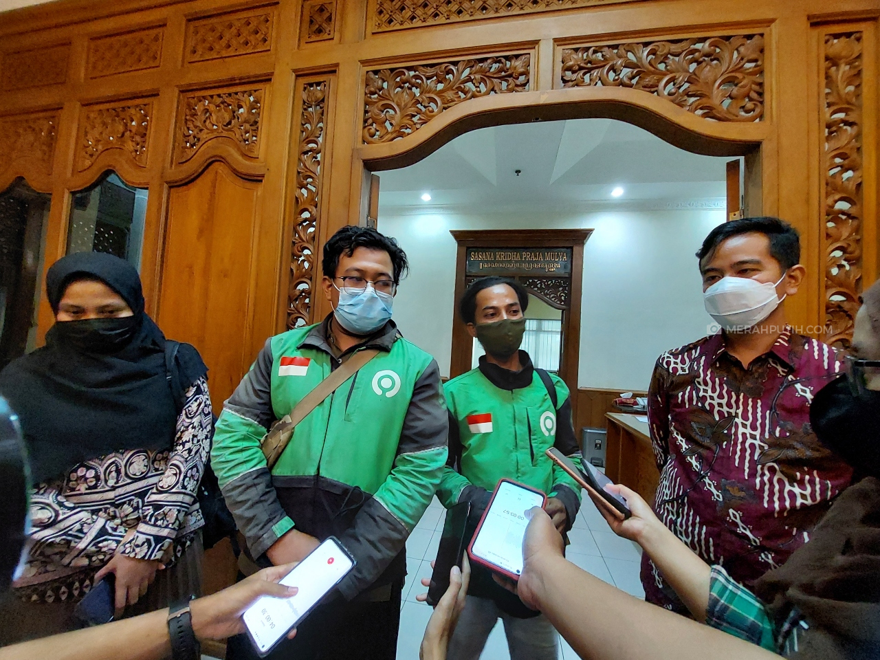 Temui Ojol Viral yang Ditangkap Gegara Antar Miras, Gibran: Kasusnya Sudah Selesai