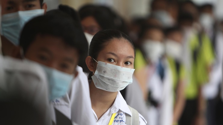 Melindungi diri sendiri dengan menggunakan masker. (Foto: Vermont Public Radio)