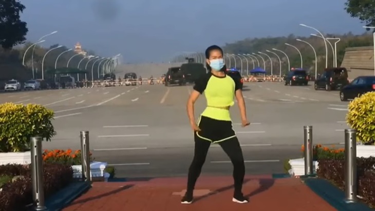 Santuy Abis, Perempuan Myanmar ini Senam 'Ampun Bang Jago' Saat Kudeta Militer