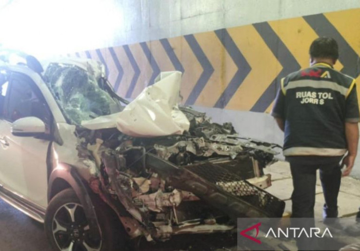Truk Fuso Blong Picu Tabrakan Karambol 7 Mobil di Tol Pasar Rebo