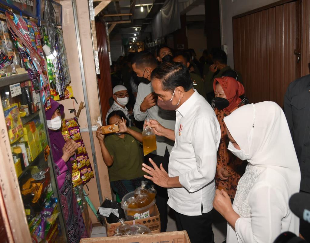 Presiden Sidak Langsung Harga Minyak Goreng di Pasar Muntilan