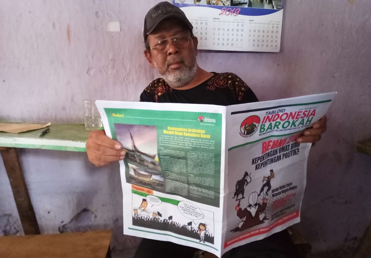Anggota Panwascam Jebres temukan tabloid Indonesia Barokah, Kamis (24/1). (MP/Ismail)